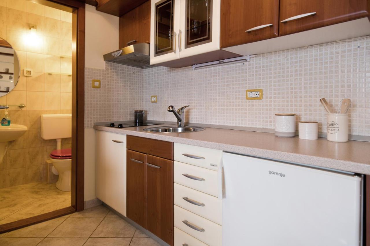 Apartman Mediterraneo Supetar Buitenkant foto